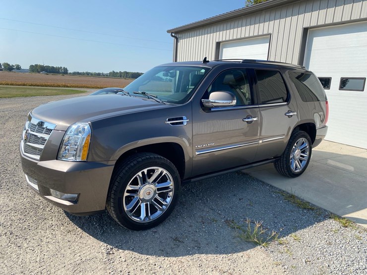 2013-cadillac-escalade-image-1