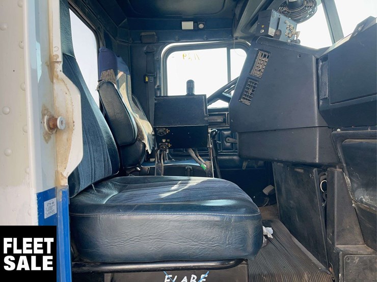 2002-freightliner-fld112-image-14