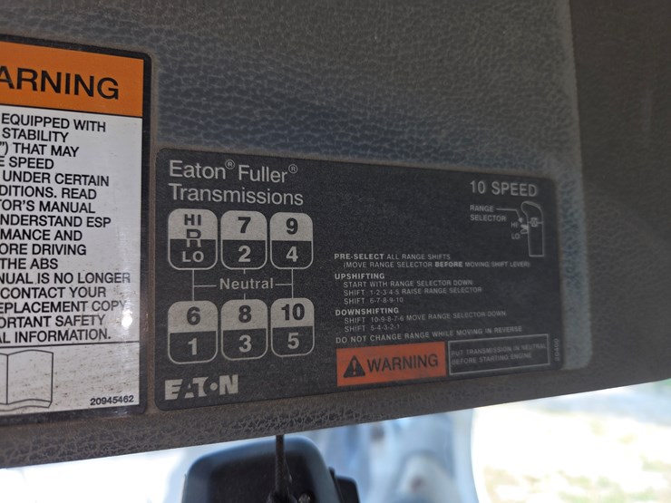 #2262-•-2007-volvo-semi-tractor-&-hilbilt-mfg.-trailer-(sheboygan,-wi)-image-24