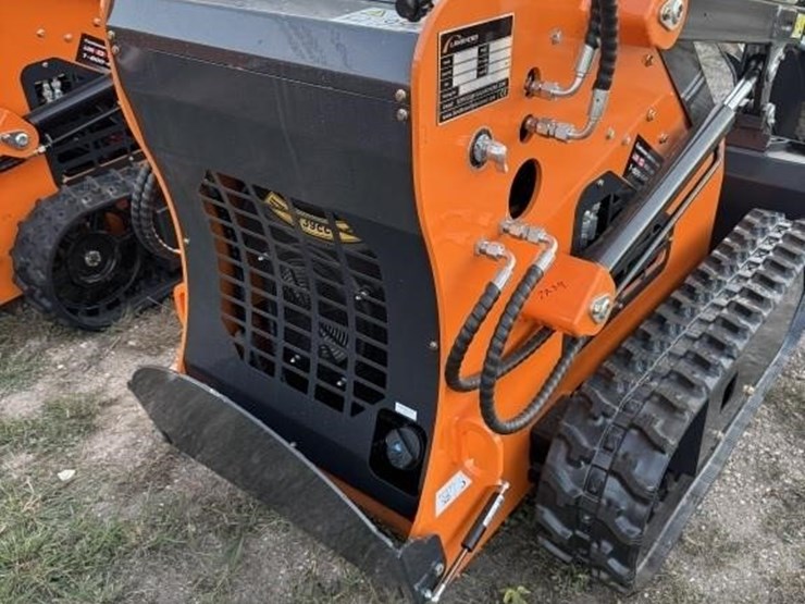 land-hero,-ldh-t460xx,-stand-on-mini-skid-steer.-image-11