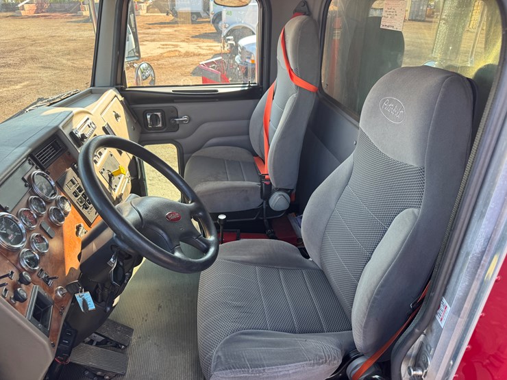 2008-peterbilt-335-image-28