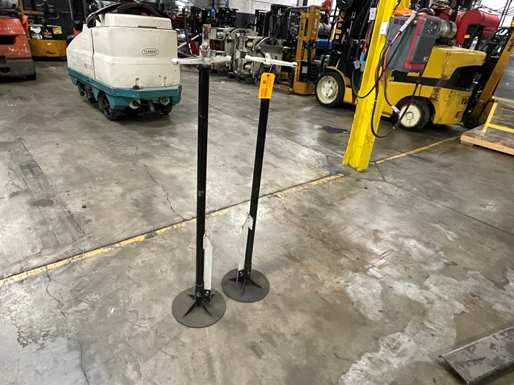 #8020-•-(2)-adjustable-height-screw-jacks-image-1