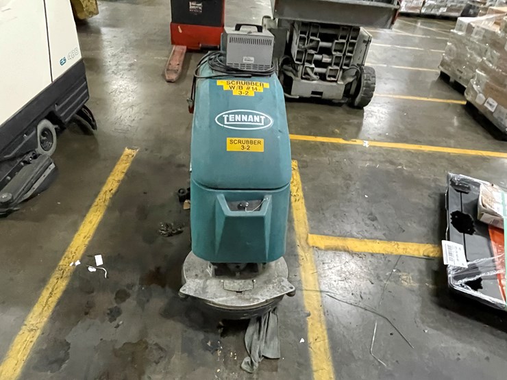 #7161-•-tennant-5280-floor-scrubber-image-2