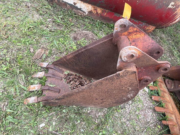 #1134-•-4-tooth-backhoe-bucket-image-3
