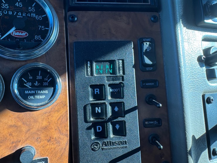 2008-peterbilt-335-image-31