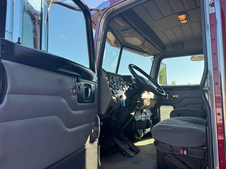 2008-peterbilt-335-image-29