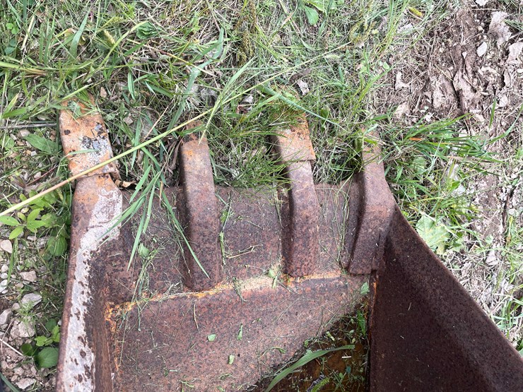 #1138-•-4-tooth-backhoe-bucket-image-9
