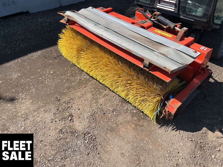 2020-husqvarna-p525d-sweeper-image-9