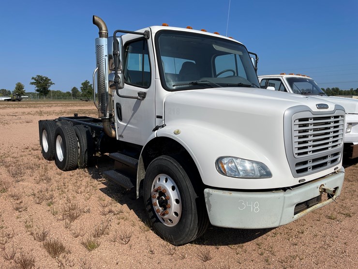 #2700-•-2003-freightliner-m2112-cab-and-chassis-(has-wi-salvage-title)-(mosinee,-wi)-image-5