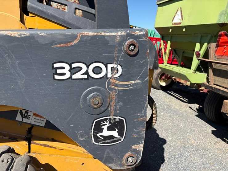 2012-deere-320d-image-9