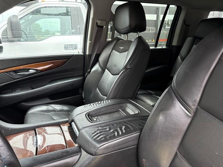 2017-cadillac-escalade-image-18