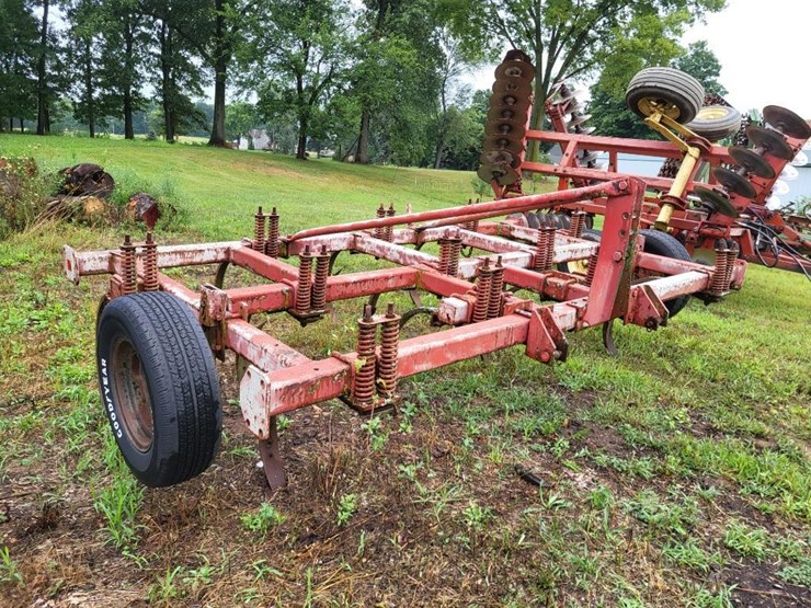 white-12-shank-chisel-plow-image-7