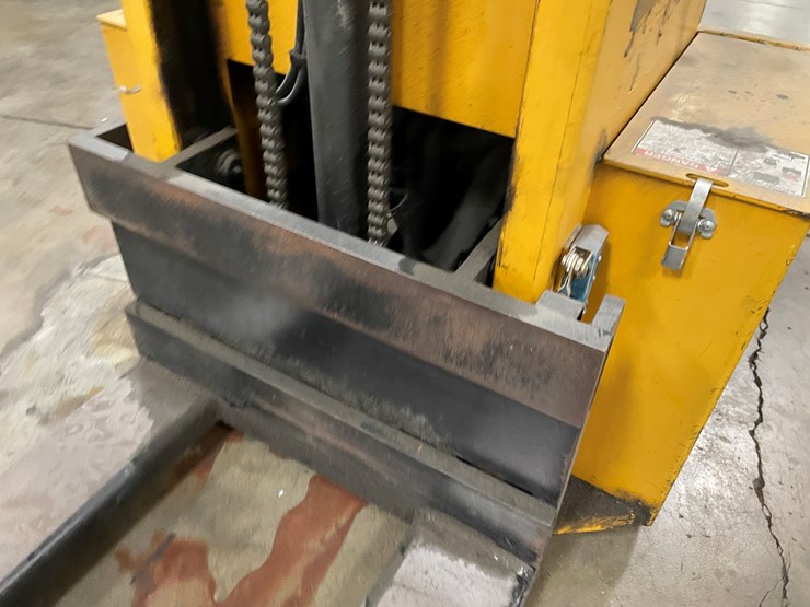 #8015-•-big-joe-electric-walk-behind-forklift-image-9