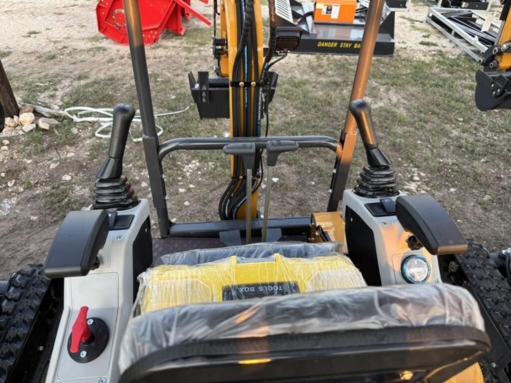 cf-industries,-qk18r-mini-excavator,-gas-engine,-image-10