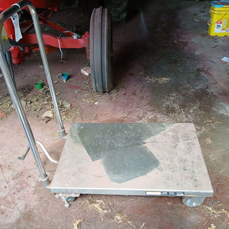 Hydraulic lift table