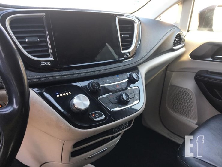 2022-chrysler-pacifica-image-7