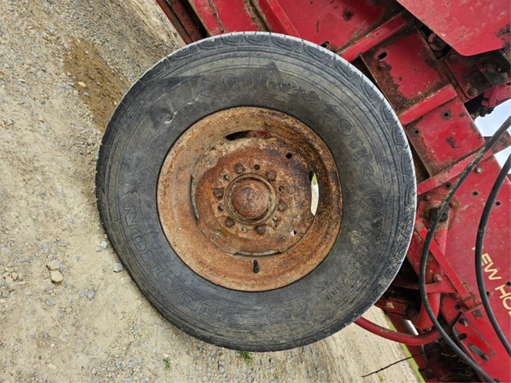new-holland-275-image-32