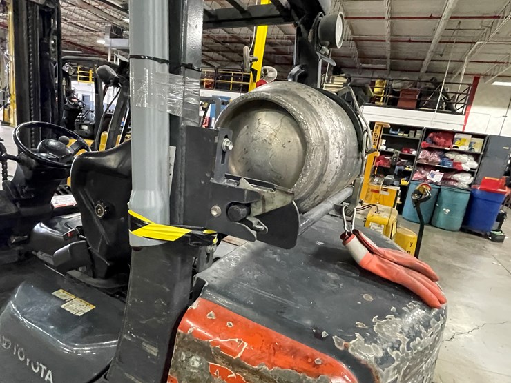 #8019-•-toyota-lp-powered-forklift-image-27