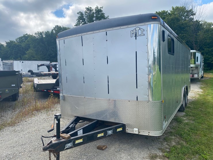 #3014-•-2011-middlebury-trailers-20'-tandem-axle-enclosed-trailer-(helenville,-wi)-(has-wi-title)-image-1