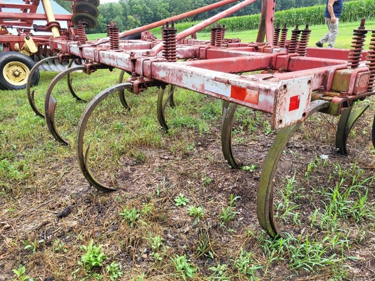 white-12-shank-chisel-plow-image-19