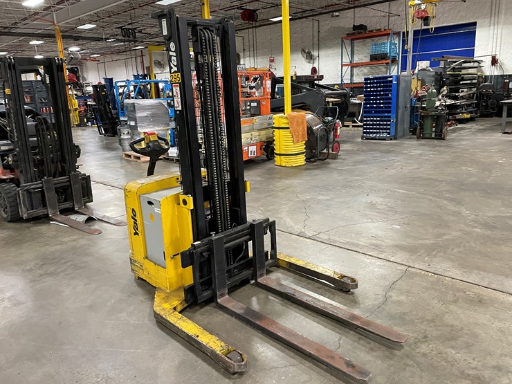 #8012-•-yale-electric-walk-behind-forklift-image-2