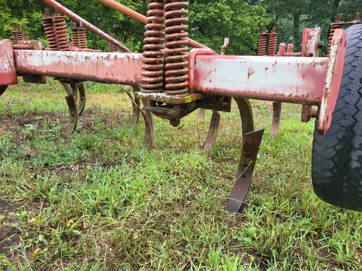 white-12-shank-chisel-plow-image-11