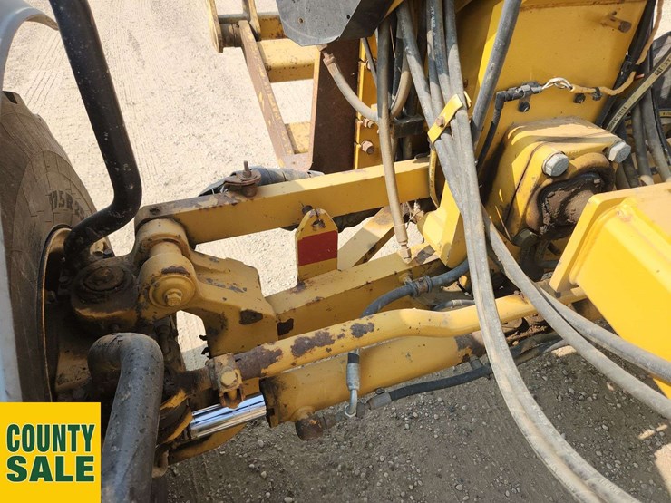 2015-caterpillar-160m-awd-image-39