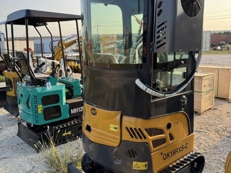 agt,-qk18rsx-c,-15hp-gas-powered,-enclosed-cab,-image-7