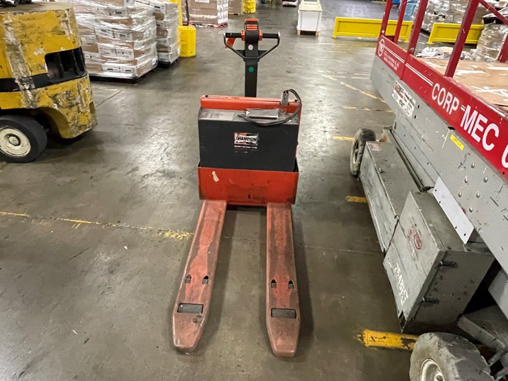 #7160-•-toyota-electric-pallet-jack-image-2