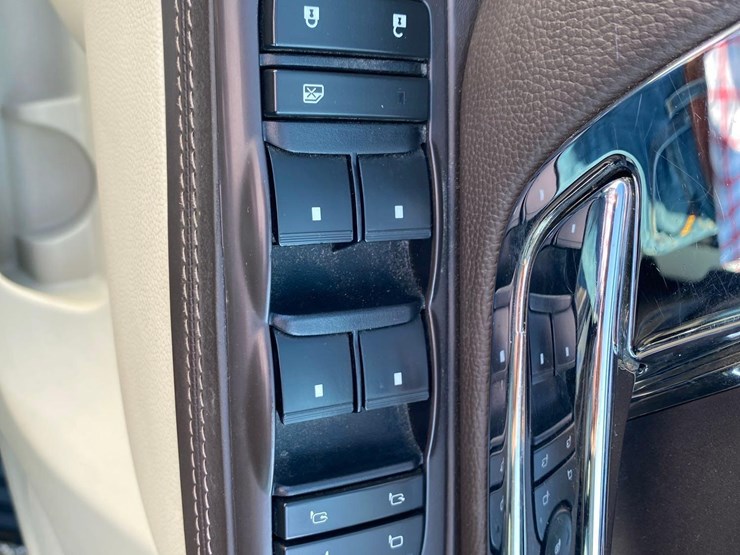 2013-cadillac-escalade-image-28