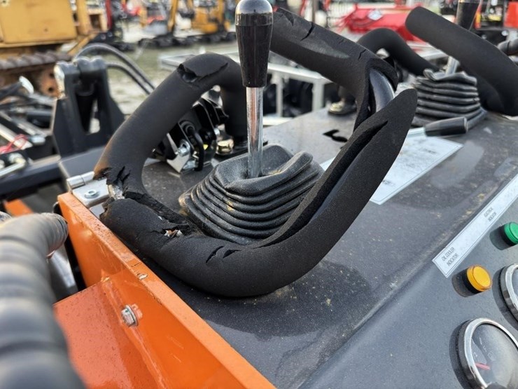 land-hero,-ldh-t460xx,-stand-on-mini-skid-steer.-image-5