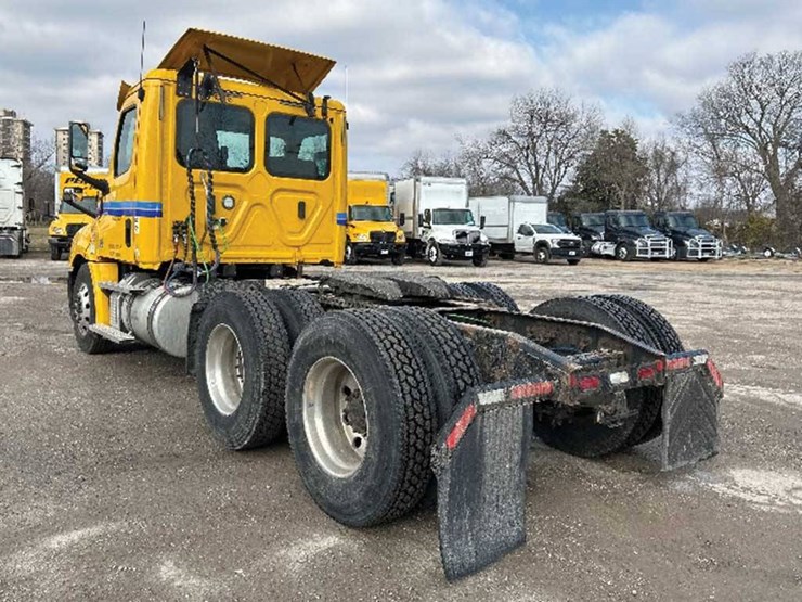 2020-freightliner-cascadia-126-image-2