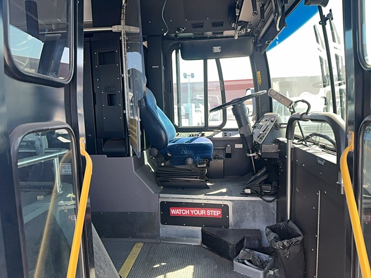 lot#--2012-new-flyer-c40lfr-transit-bus-image-5
