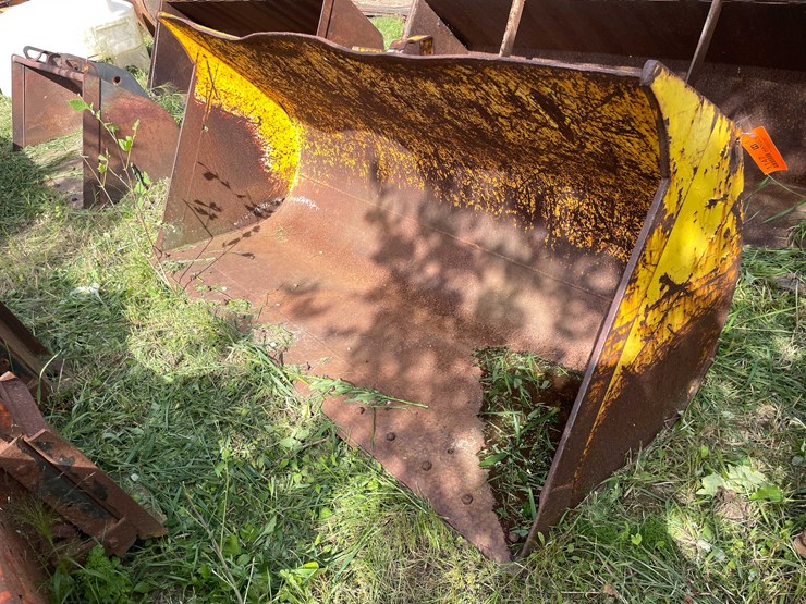 #1147-•-front-loader-bucket-attachment-image-1
