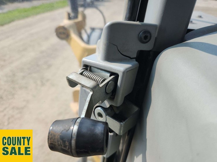 2015-caterpillar-160m-awd-image-50