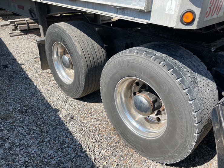 2004-peterbilt-379-image-23