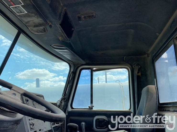 2000-mack-ch613-image-26
