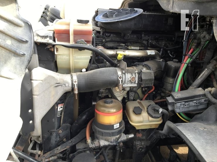 2012-freightliner-cascadia-113-image-10