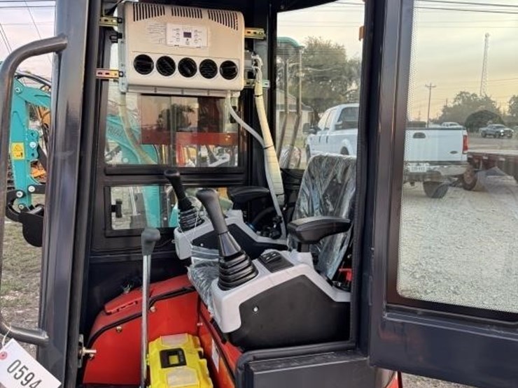 agt,-qk18kxs-c-mini-excavators-with-kubota-diesel-image-11