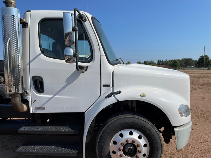 #2700-•-2003-freightliner-m2112-cab-and-chassis-(has-wi-salvage-title)-(mosinee,-wi)-image-6