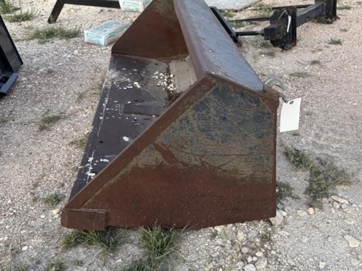 72"-tractor-bucket-image-2