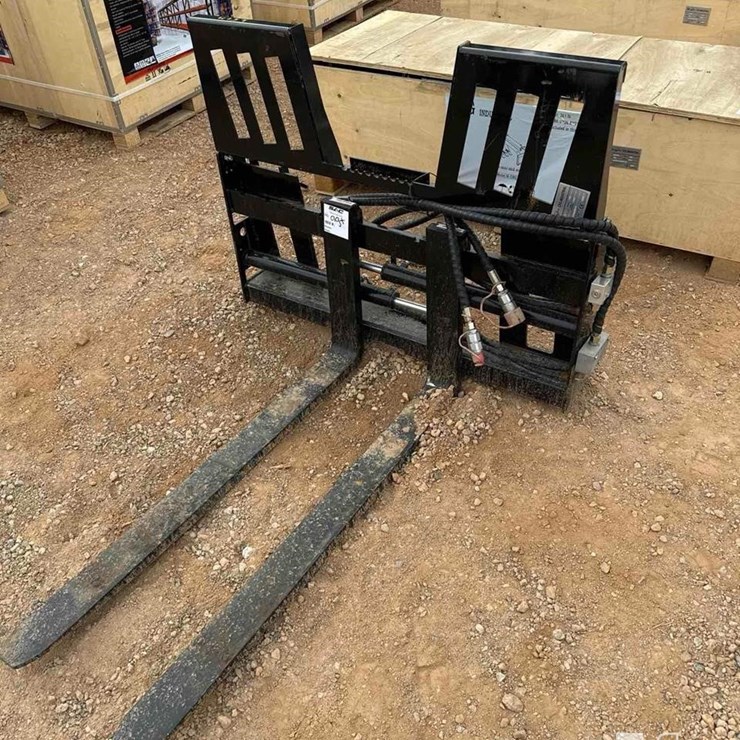 SKID STEER HYDRAULIC FORK ATTACHMENT