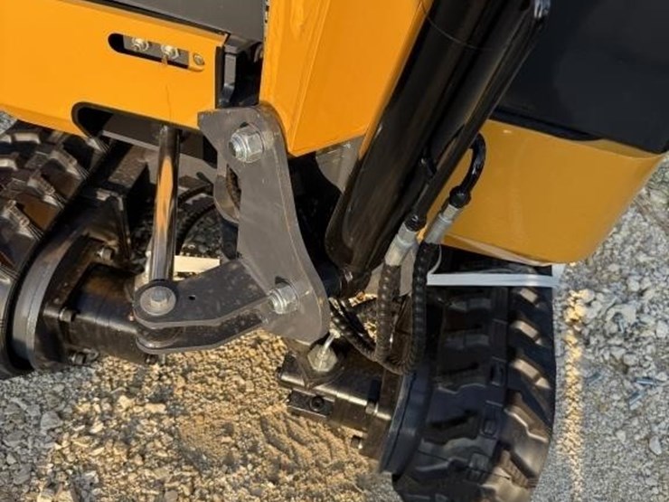 agt,-qk18rsx-c,-15hp-gas-powered,-enclosed-cab,-image-9