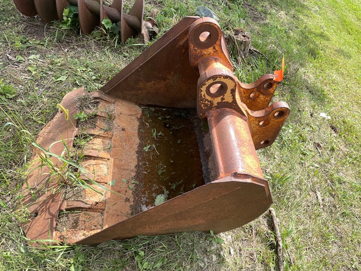 #1140-•-7-tooth-excavator-bucket-with-flat-bucket-piece-image-8