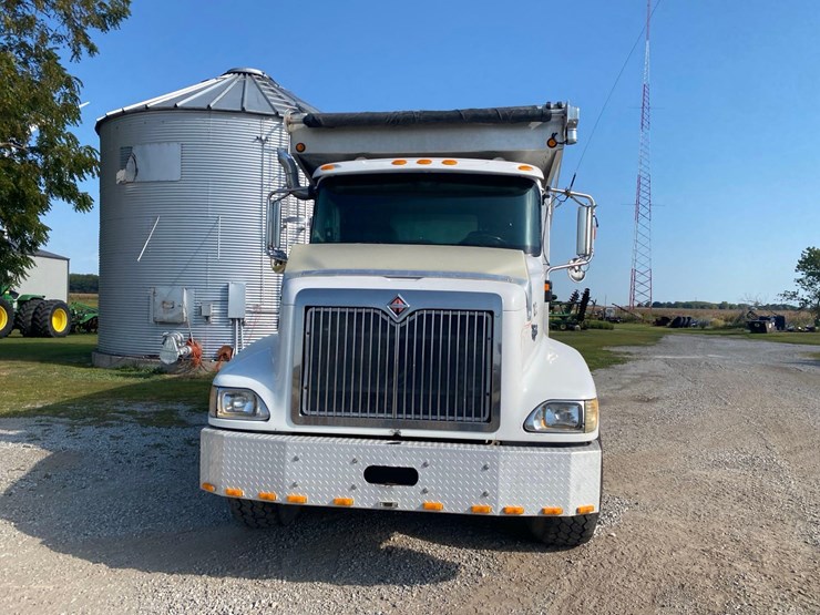 2002-ih-9200i-quad-axle-dump-truck-image-2
