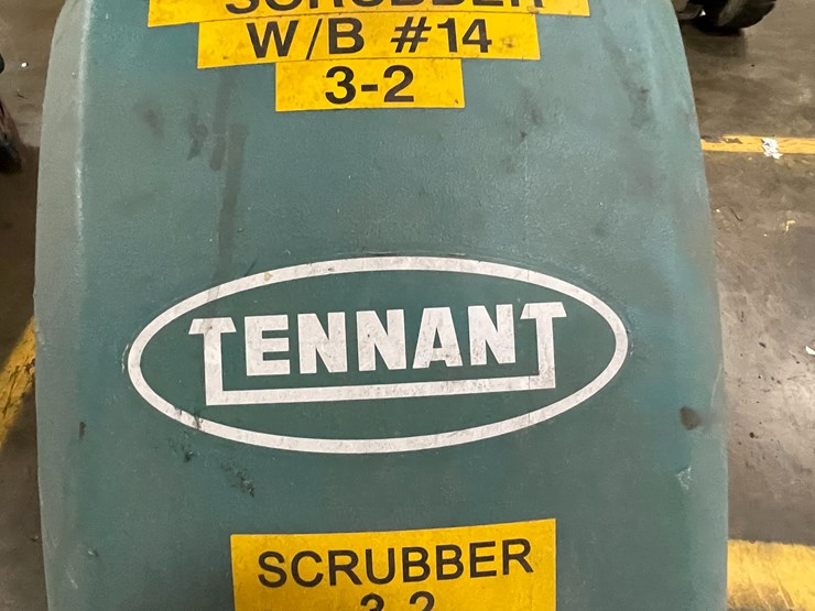 #7161-•-tennant-5280-floor-scrubber-image-9