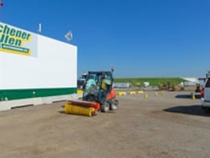 2020-husqvarna-p525d-sweeper-image-18