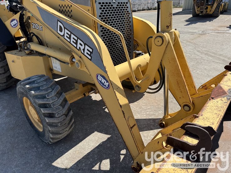 johndeere-210le-image-14