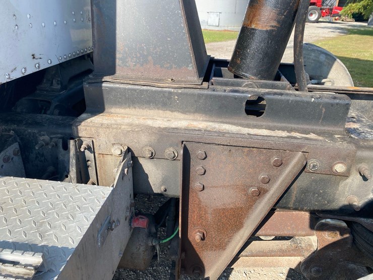 2002-ih-9200i-quad-axle-dump-truck-image-45