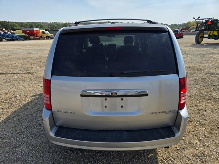 2010-chrysler-town-&-country-image-4
